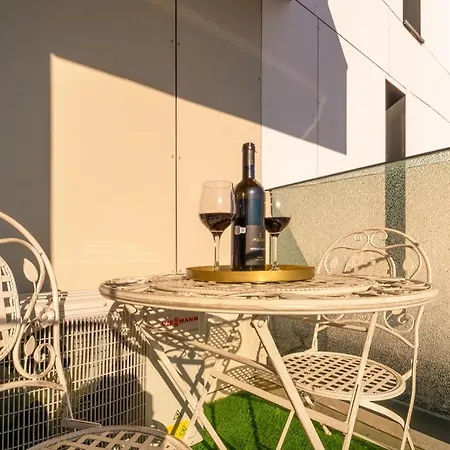 Sun & Tan Apartment Konstanca